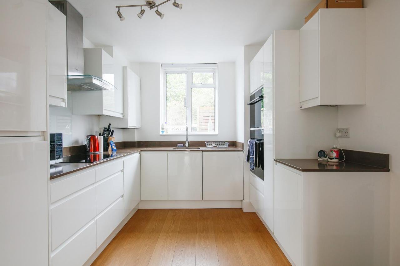 Bright & Welcoming Garden Flat Sleeps 6 In Style Apartment London