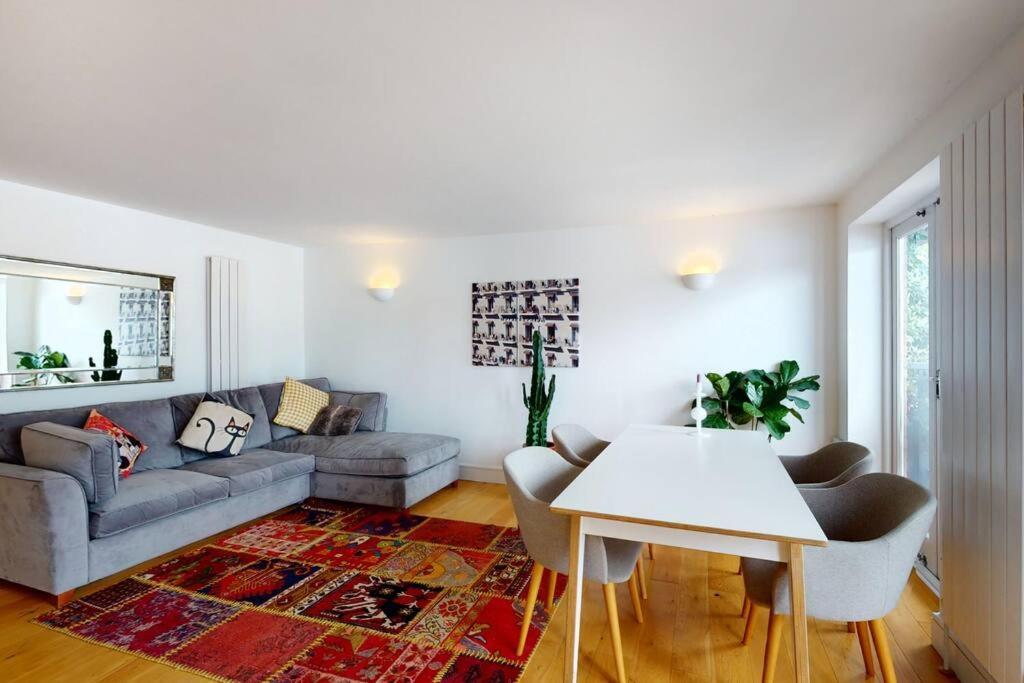 Lovely 2 Bedroom Flat Overlooking Canary Wharf
