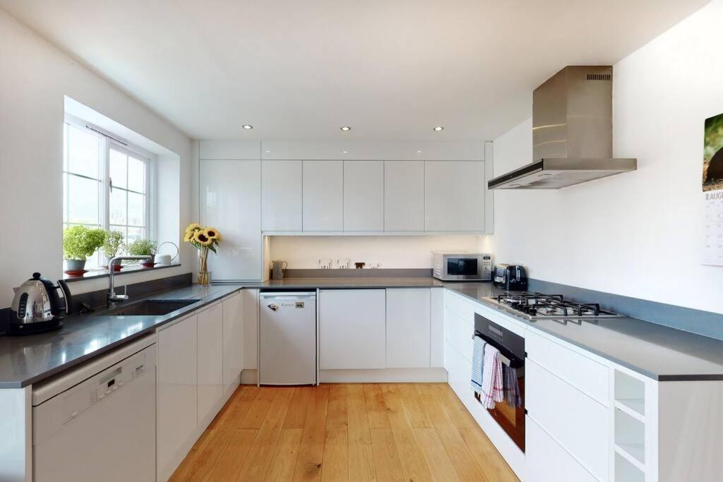 Lovely 2 Bedroom Flat Overlooking Canary Wharf