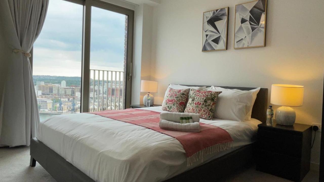 Luxury Three Bed By Excel Apartment London