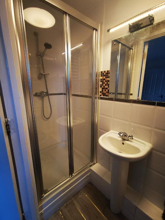 2 Bed 2 Bath - Free Parking - 3min Walk To The Train Station - 19min To Liverpool Street 5min To Victoria Line 1gb Broadband Super Fast Internet Ground Floor 100s Of Shops Restaurants Bakeries 24-hour Asda Superst Appartement Londres