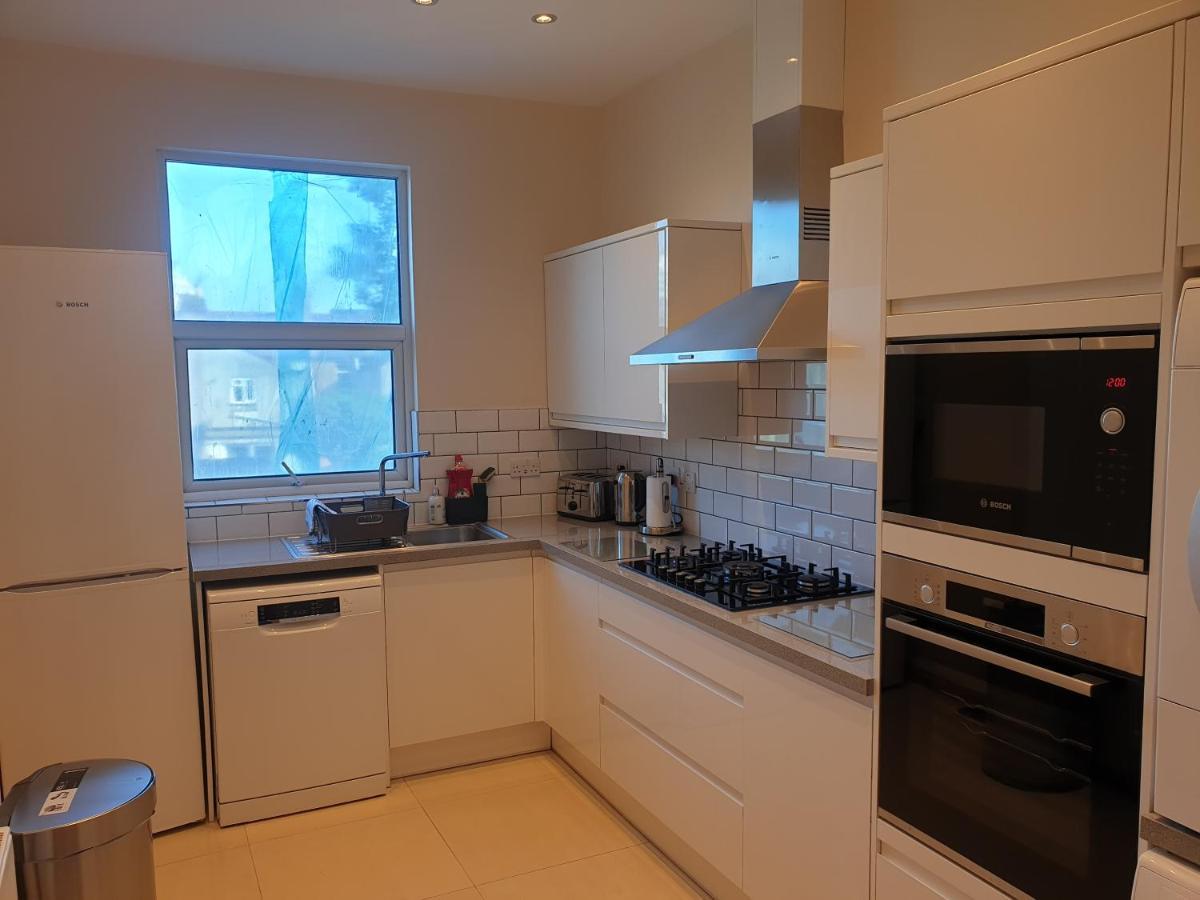Apartment Luxury Spacious 2 Bedroom 4 Mins From Ilford Stn. Free Parking