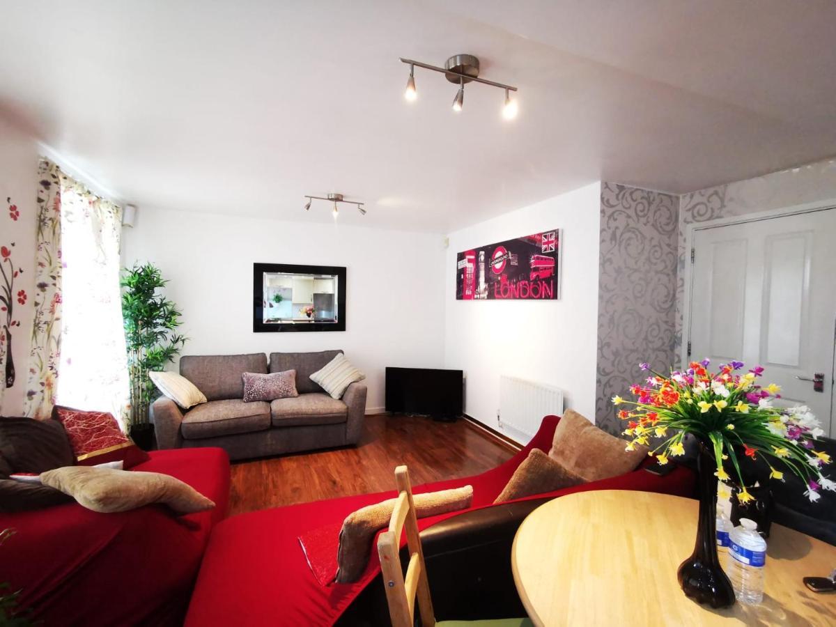 2 Bed 2 Bath - Free Parking - 3min Walk To The Train Station - 19min To Liverpool Street 5min To Victoria Line 1gb Broadband Super Fast Internet Ground Floor 100s Of Shops Restaurants Bakeries 24-hour Asda Superst *
