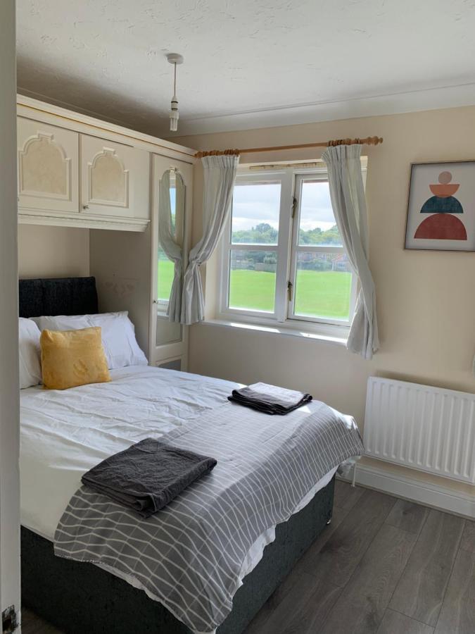 Large, Spacious 3 Bedroom Sleeps 6, For Contractors And Holidays In Lewisham, Greater - 1 Free Parking Space & Free Wifi * Londres