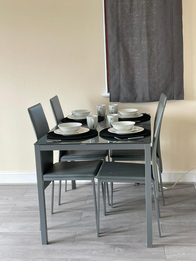 Large, Spacious 3 Bedroom Sleeps 6, For Contractors And Holidays In Lewisham, Greater - 1 Free Parking Space & Free Wifi Londres