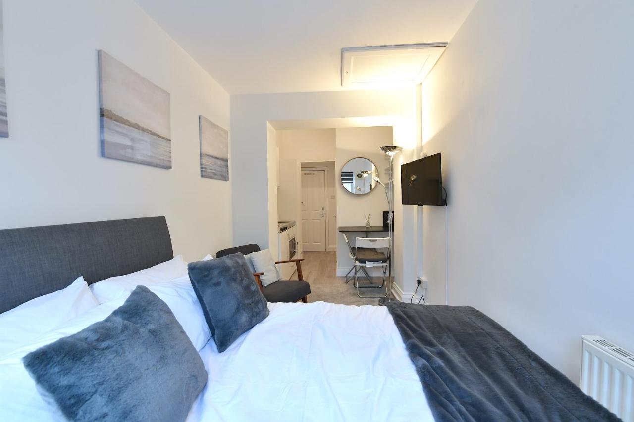 Very Close To Line Underground Shepherds Bush And Westfield Newly Refurbished * Londres