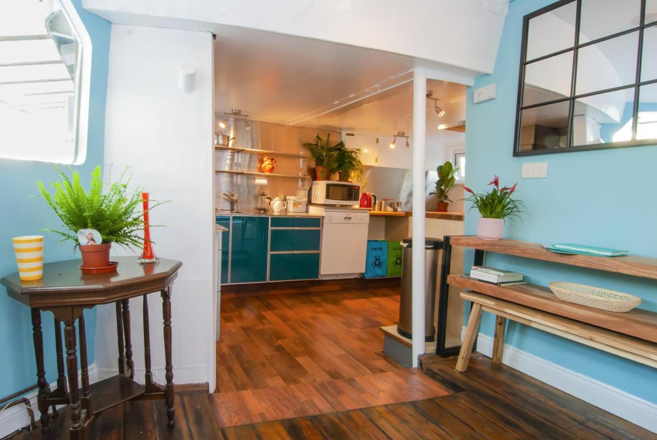 One Of A Kind - Converted Ship In The Heart Of Bateau-hôtel Londres