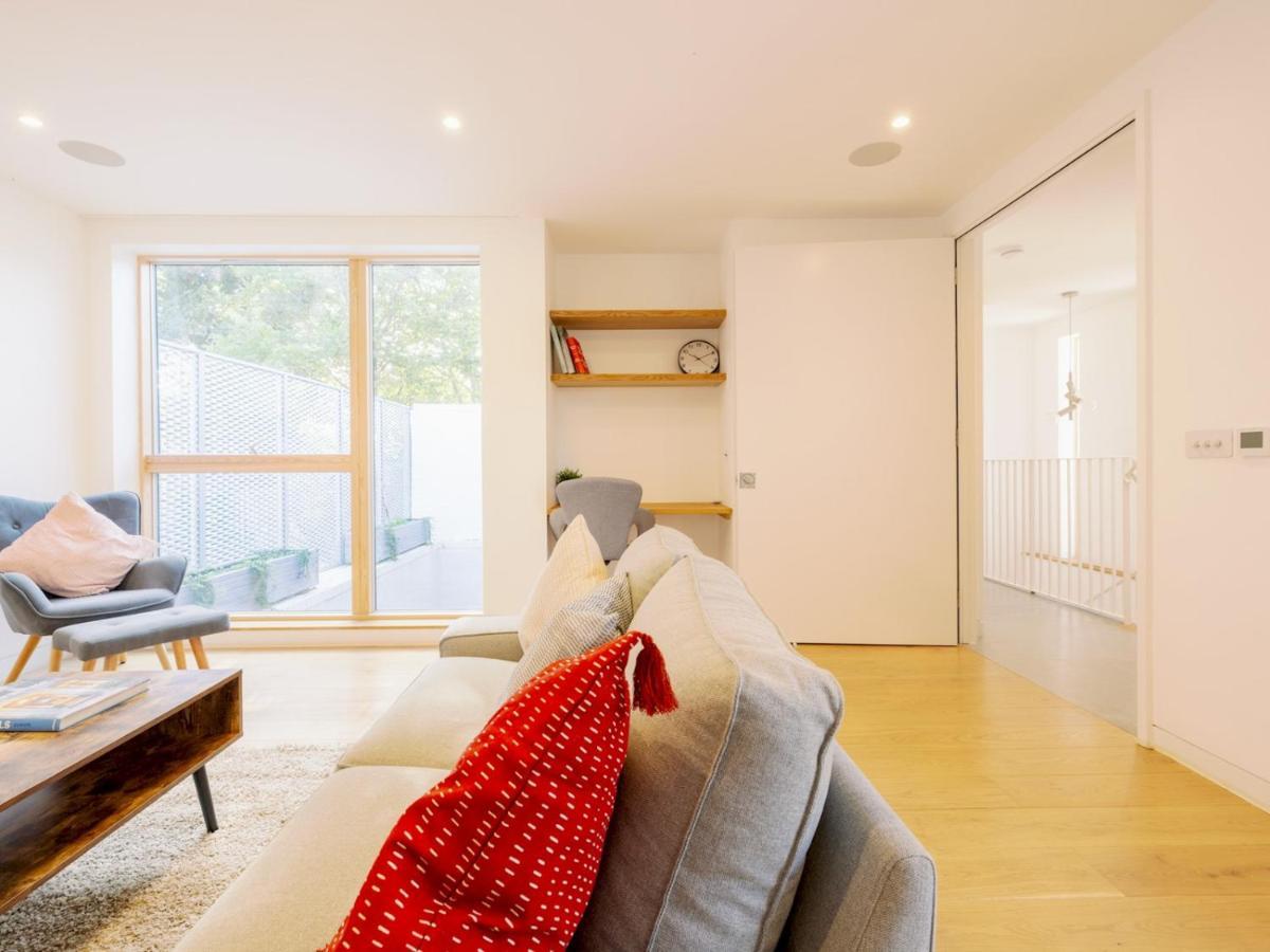 Pass The Keys - Spacious Modern Flat With Garden, In South West * Londen