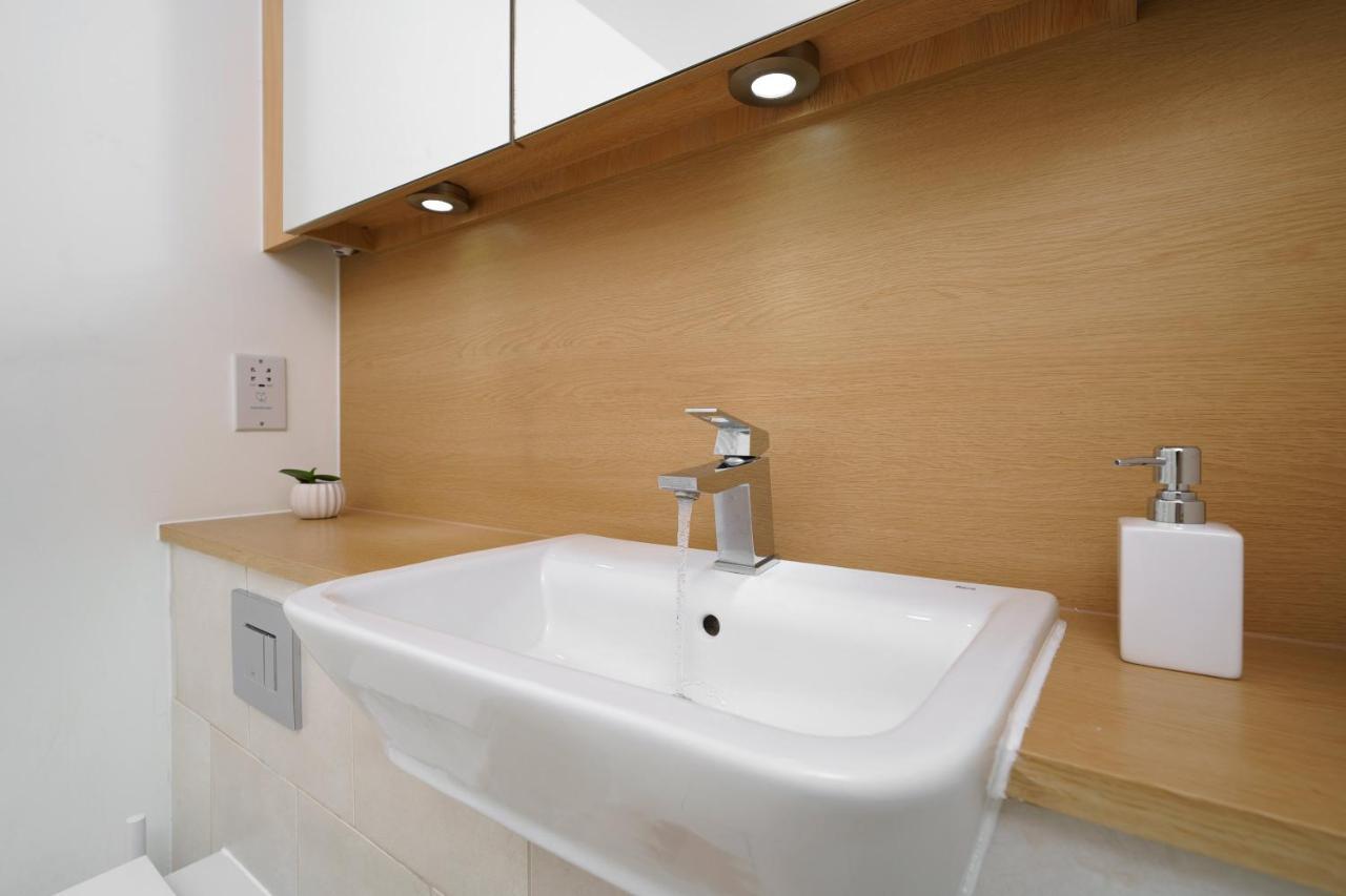 Apartamento Stylish Fully-equipped One Bedroom With Extra Sofa Bed, Free Secure Parking, Onsite Gym, 24hr Security & Concierge *