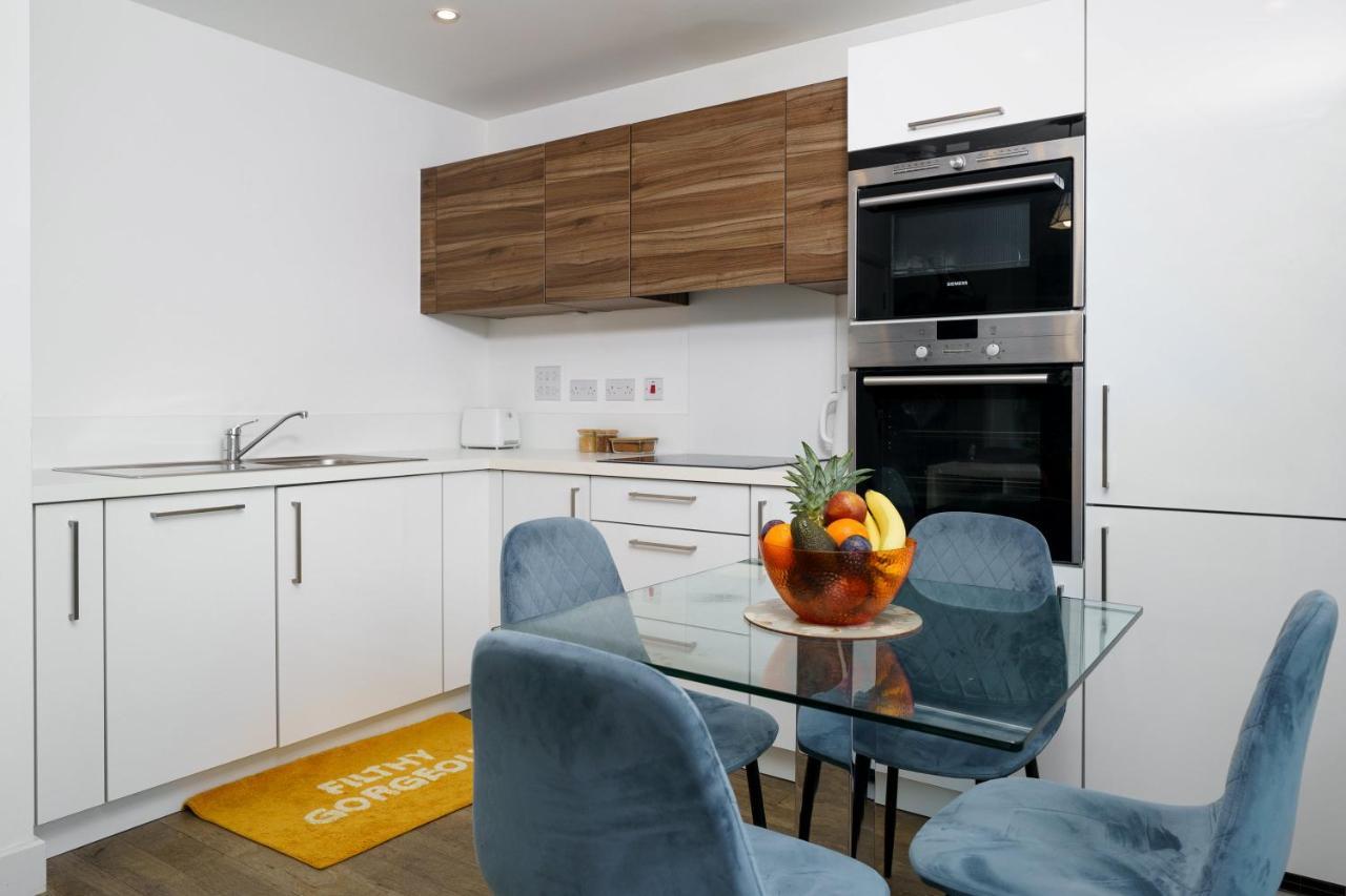 Apartamento Stylish Fully-equipped One Bedroom With Extra Sofa Bed, Free Secure Parking, Onsite Gym, 24hr Security & Concierge *