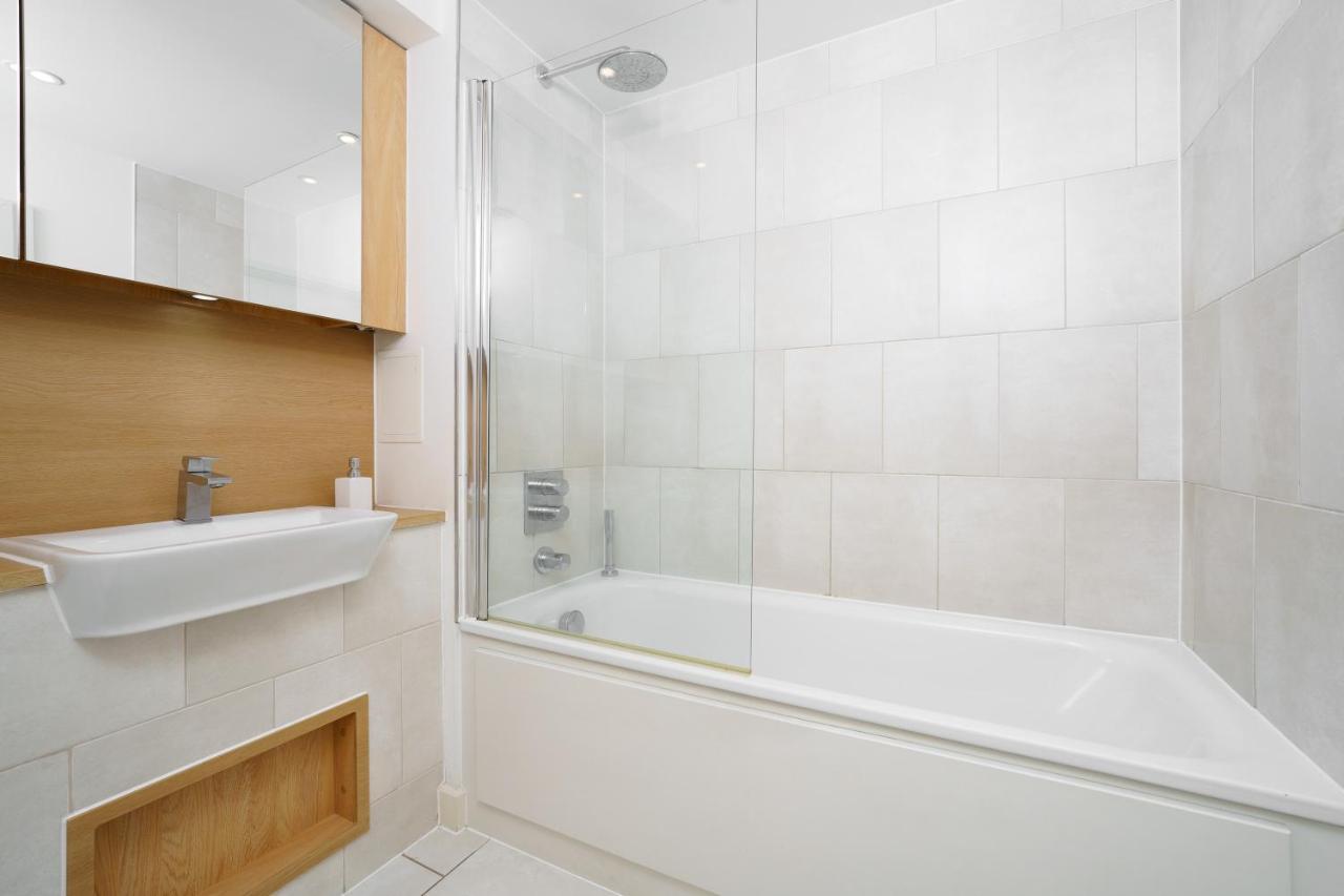 Stylish Fully-equipped One Bedroom With Extra Sofa Bed, Free Secure Parking, Onsite Gym, 24hr Security & Concierge Apartamento