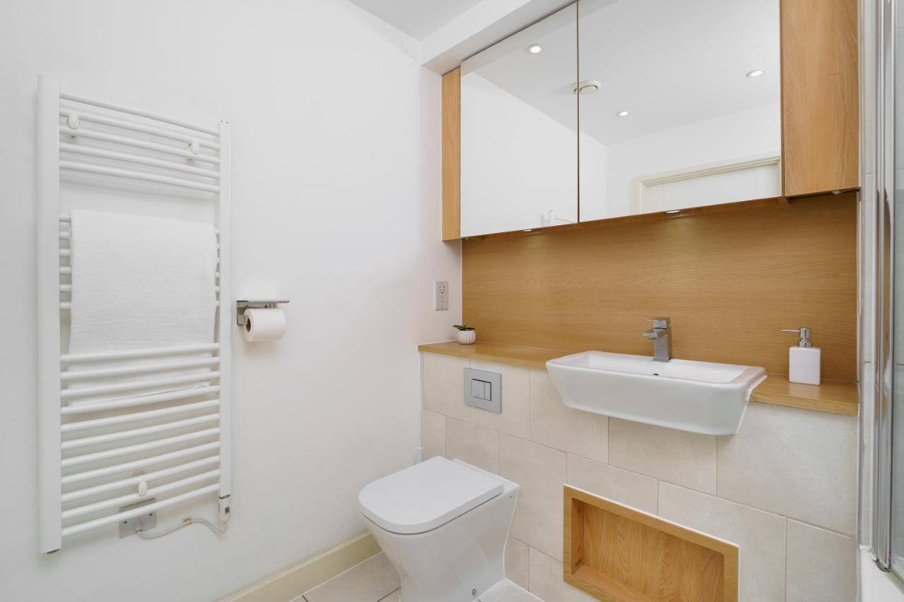 Apartamento Stylish Fully-equipped One Bedroom With Extra Sofa Bed, Free Secure Parking, Onsite Gym, 24hr Security & Concierge Londres