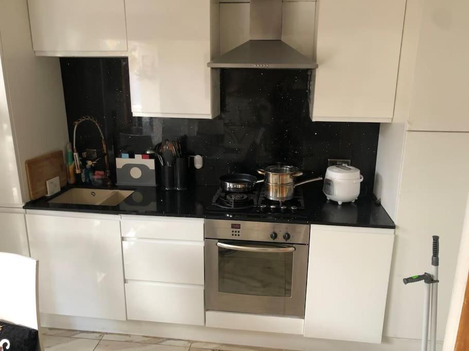 Cheerful 4 Bedroom House With Garden Free Parking Casa de férias Londres