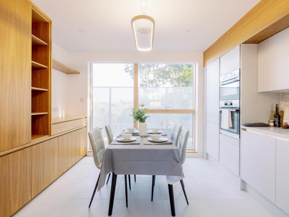 Pass The Keys - Spacious Modern Flat With Garden, In South West Londen