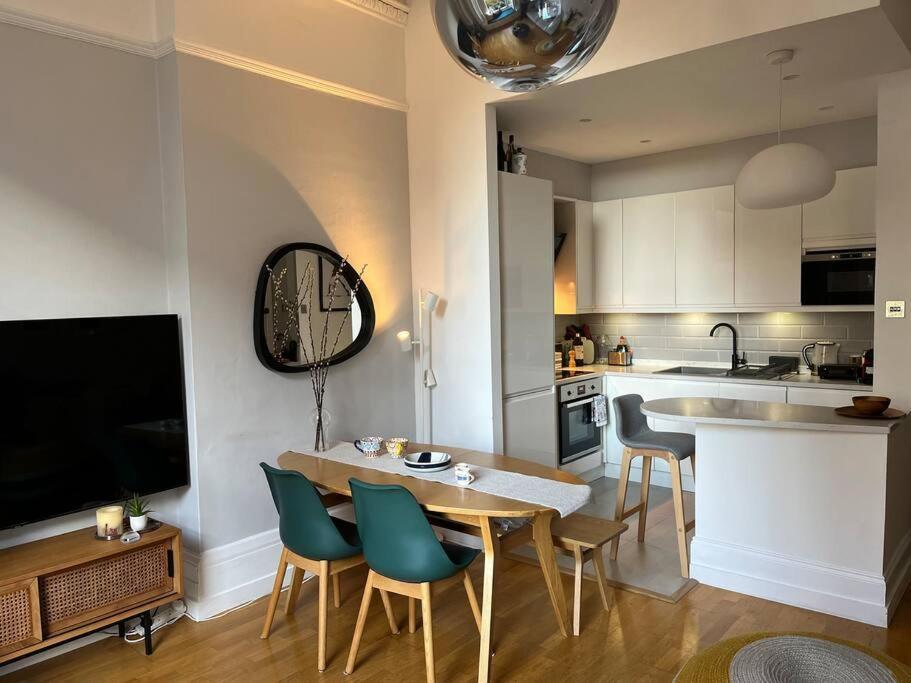 Gorgeous 2 Bedroom Flat In Charming Swiss Apartment
