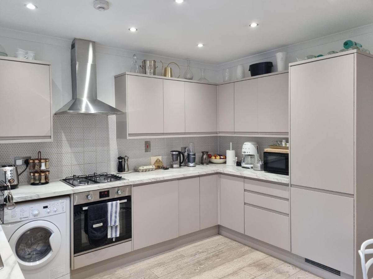 Live Like A Celebrity On Millionaire's Row * London