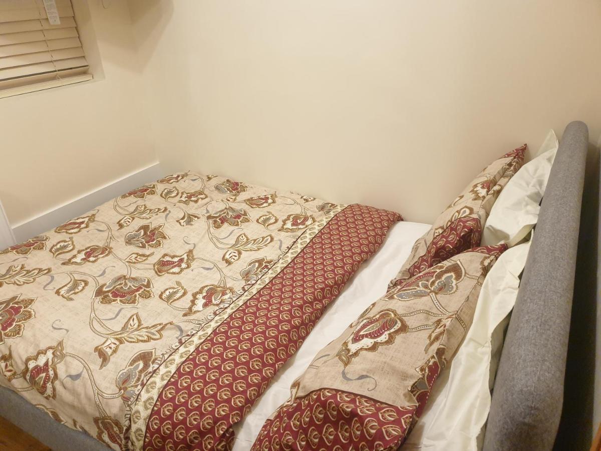 Luxury 3 Bedroom Flat 1min Walk From Underground, With Free Parking Sleeps X10 London
