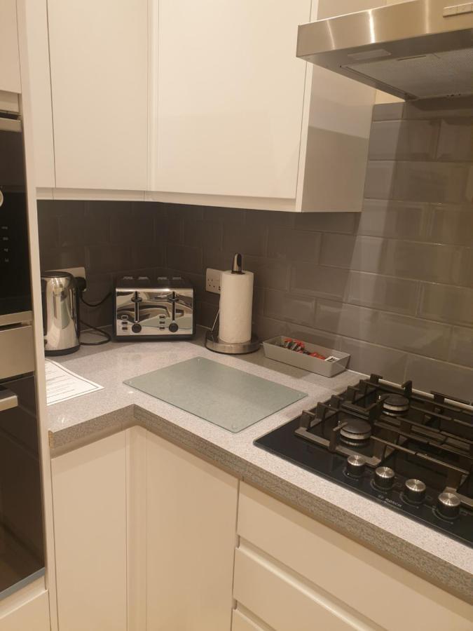 Apartment Luxury 3 Bedroom Flat 1min Walk From Underground, With Free Parking Sleeps X10