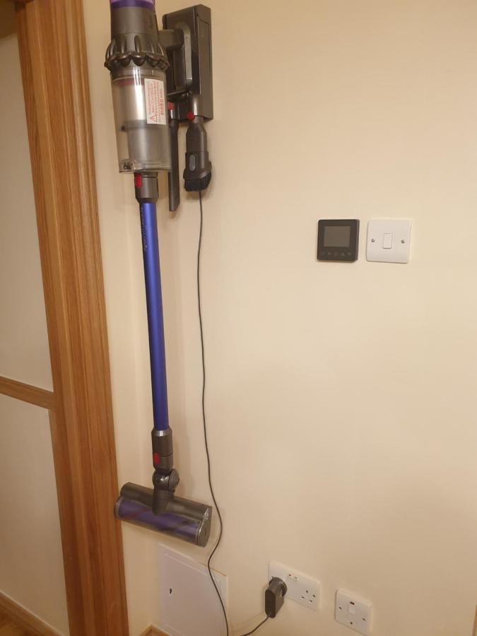 Luxury 3 Bedroom Flat 1min Walk From Underground, With Free Parking Sleeps X10 *