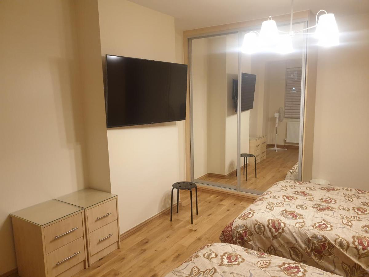 Luxury 3 Bedroom Flat 1min Walk From Underground, With Free Parking Sleeps X10 Apartment *