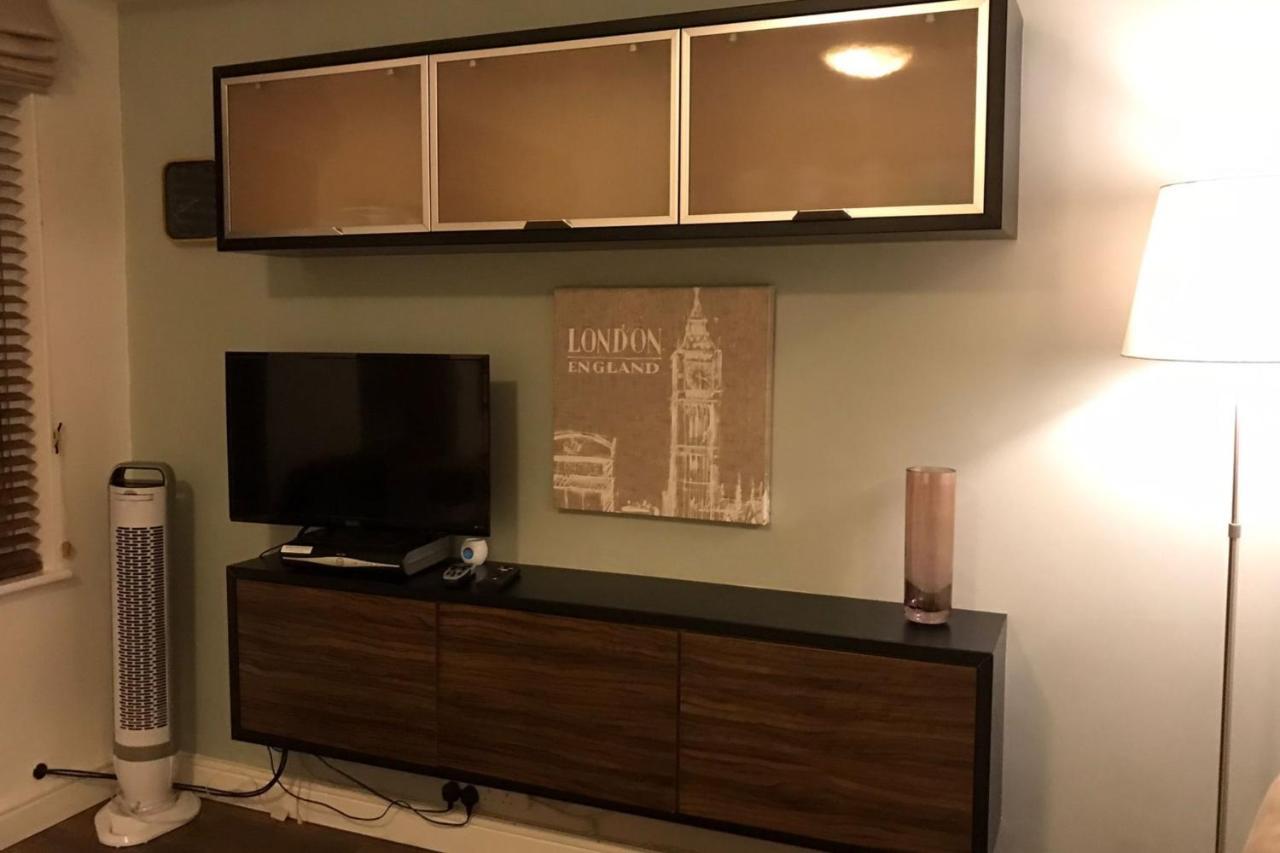 Stylish Studio Near Notting Hill Station! London
