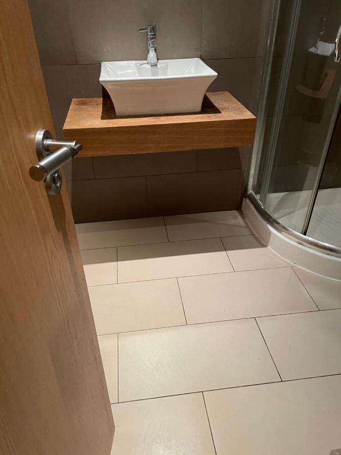 Cozy & Spacious 2 Mins Away From Train Station Privatunterkunft *