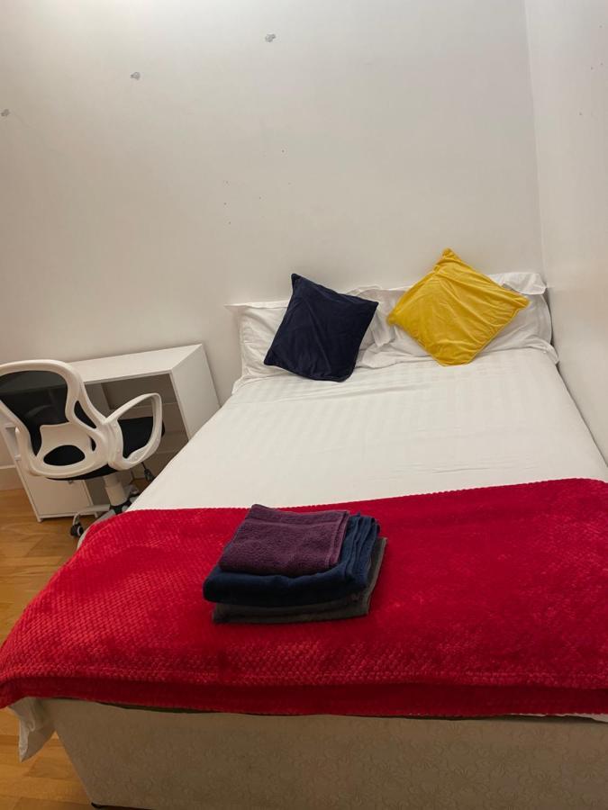 Cozy & Spacious 2 Mins Away From Train Station Privatunterkunft London