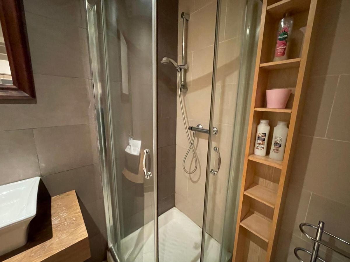 Cozy & Spacious 2 Mins Away From Train Station London