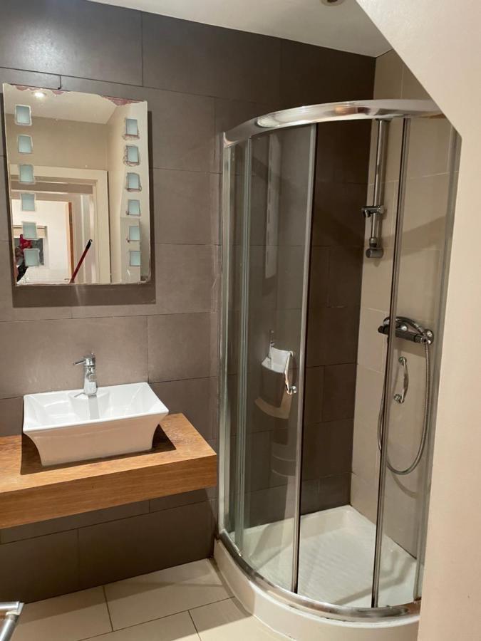 Cozy & Spacious 2 Mins Away From Train Station London