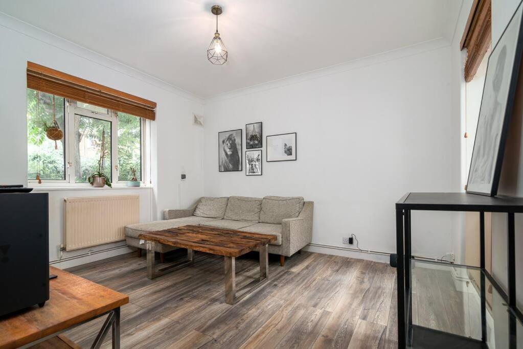 Stylish And Well Equipped Flat In Stockwell