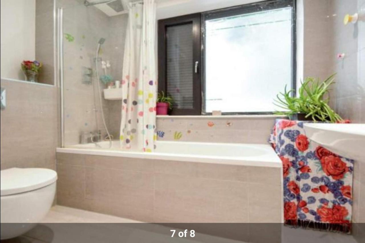Newly Refurbished - Entire 4 Bedroom Private House With Kitchen, Living & Private Garden - 1 Cape House London, Within 30 Mins From London, Bridge & Canary Wharf Casa de Férias Londres