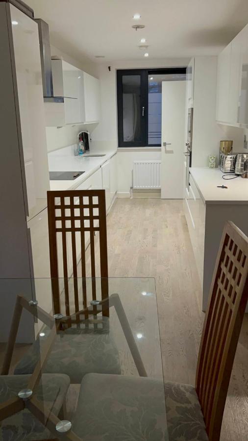 Newly Refurbished - Entire 4 Bedroom Private House With Kitchen, Living & Private Garden - 1 Cape House London, Within 30 Mins From London, Bridge & Canary Wharf *