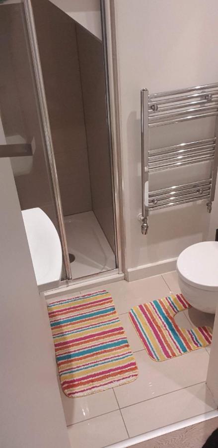 Casa de Férias Newly Refurbished - Entire 4 Bedroom Private House With Kitchen, Living & Private Garden - 1 Cape House London, Within 30 Mins From London, Bridge & Canary Wharf
