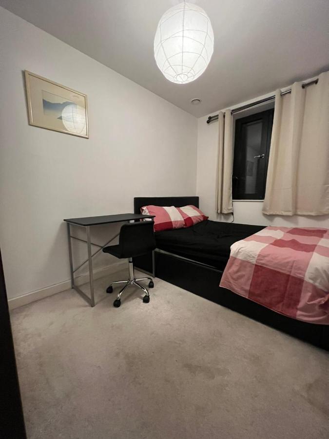 Newly Refurbished - Entire 4 Bedroom Private House With Kitchen, Living & Private Garden - 1 Cape House London, Within 30 Mins From London, Bridge & Canary Wharf *