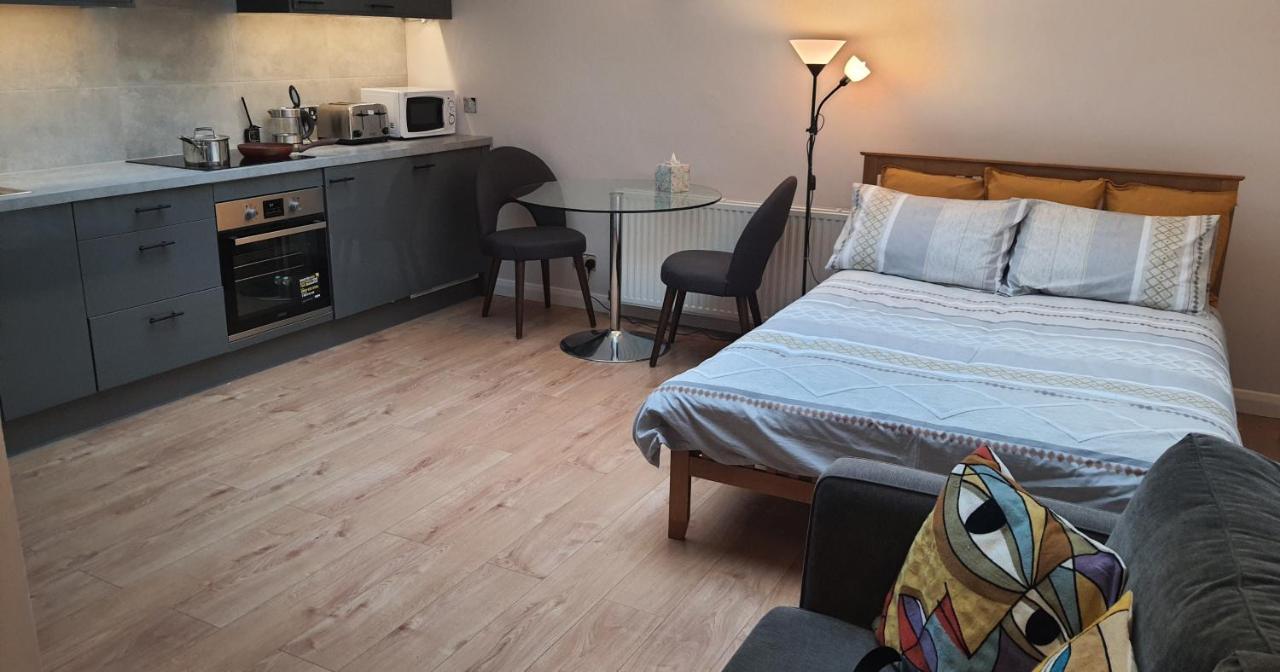 Large Bright With Kitchen * Londres