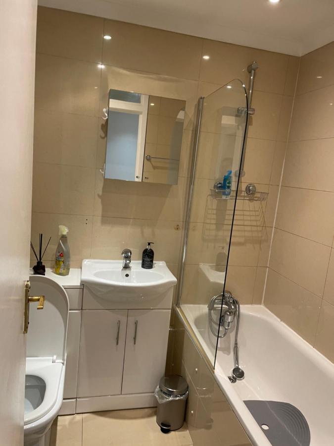 2 Bedroom Chiswick Park Tube Station * Londres