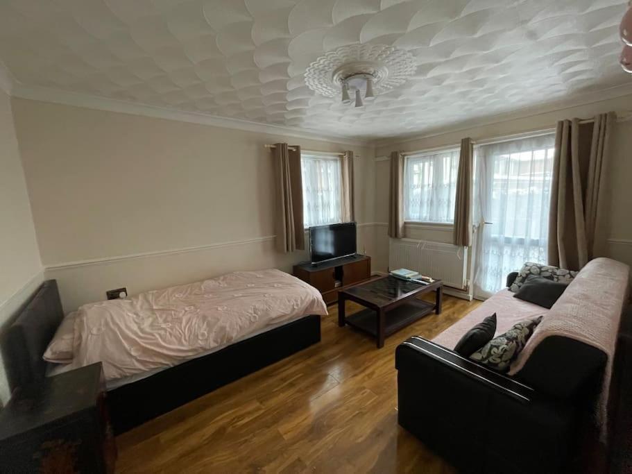 Spacious Bungalow In London, Near Central London, The Excel Centre And The O2, Ideal For Families Hébergement de vacances