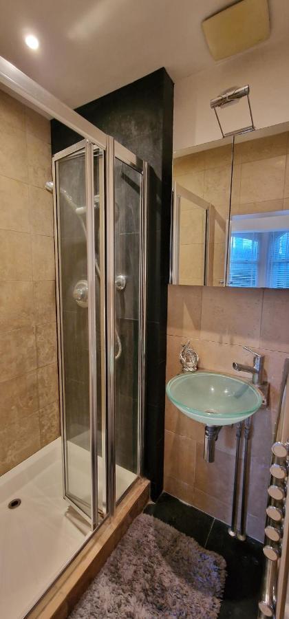 Apartment Action Packed Local 3br 1 Mins Walk To Everything London