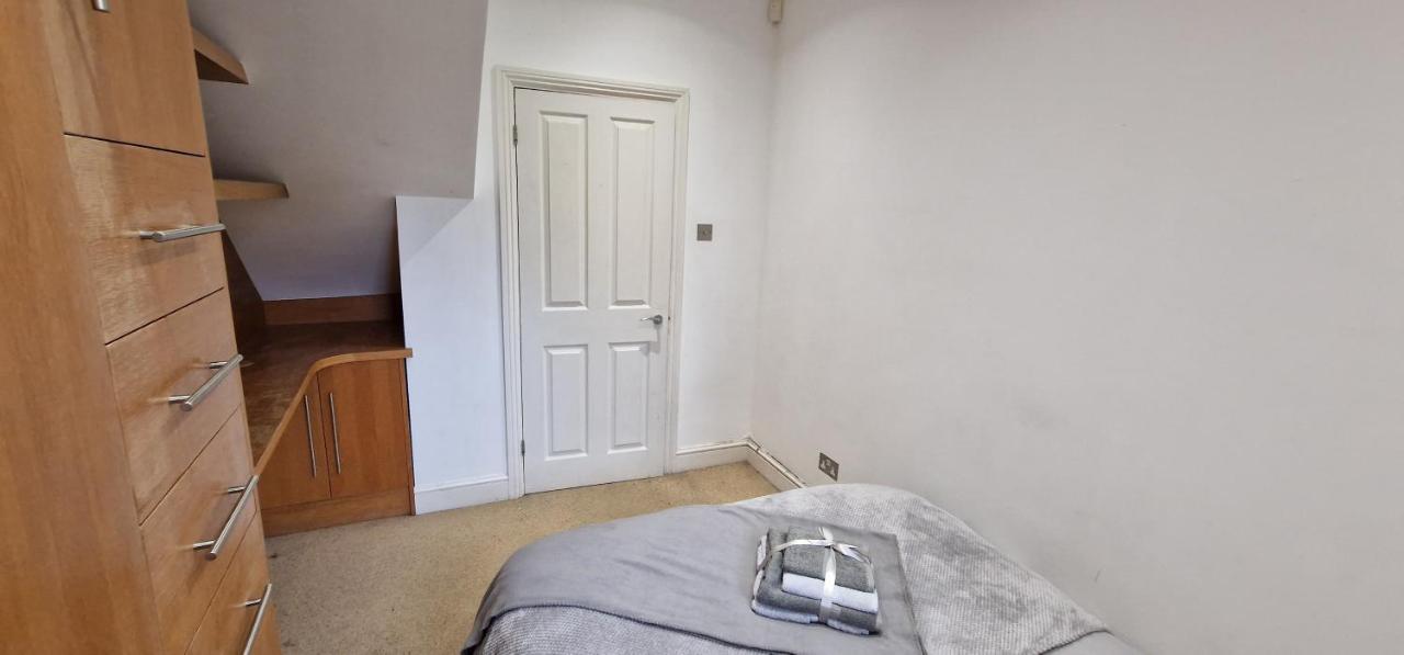 Action Packed Local 3br 1 Mins Walk To Everything Apartment