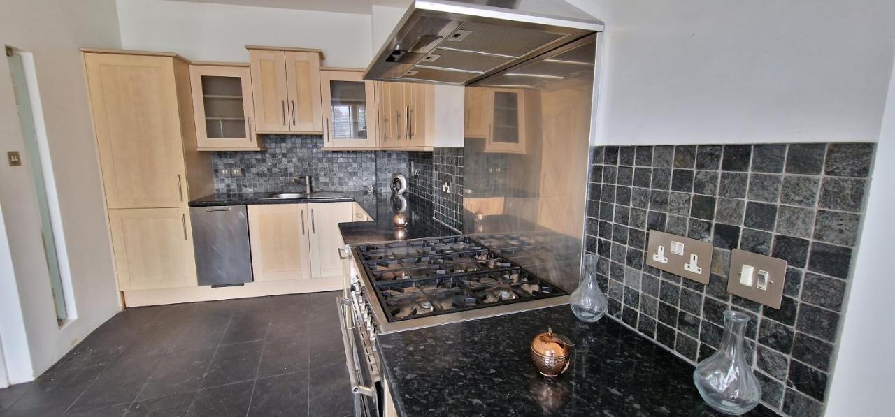 Action Packed Local 3br 1 Mins Walk To Everything Apartment *