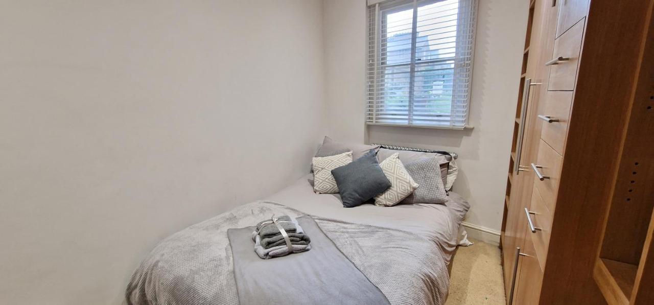 Apartment Action Packed Local 3br 1 Mins Walk To Everything *