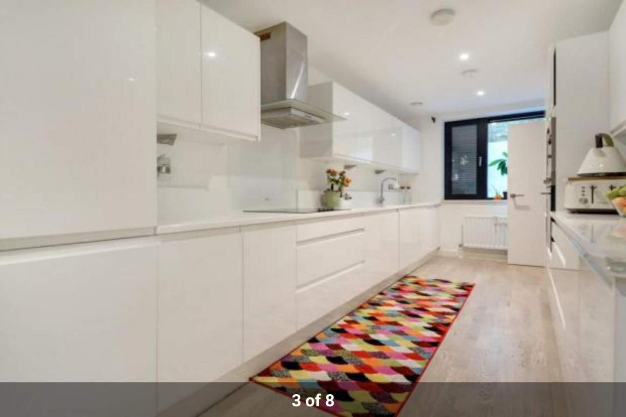 Newly Refurbished - Entire 4 Bedroom Private House With Kitchen, Living & Private Garden - 1 Cape House London, Within 30 Mins From London, Bridge & Canary Wharf Casa de Férias Londres