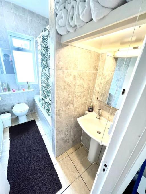 Spacious 3 Bed Flat Close To Central Apartamento