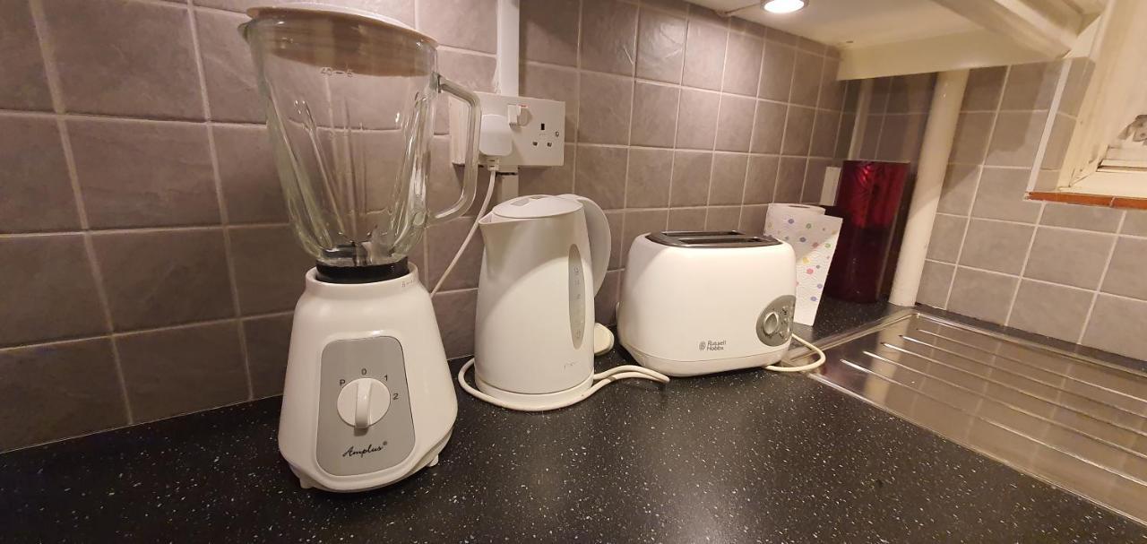 Nearby The Eye & Big Ben, 2 Large Double Bedrooms Guest house London