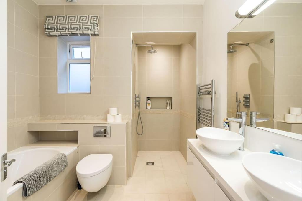 Apartamento Spacious 2-bed Flat, Private Patio & Close To Park