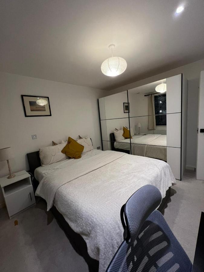Casa de Férias Newly Refurbished - Entire 4 Bedroom Private House With Kitchen, Living & Private Garden - 1 Cape House London, Within 30 Mins From London, Bridge & Canary Wharf *