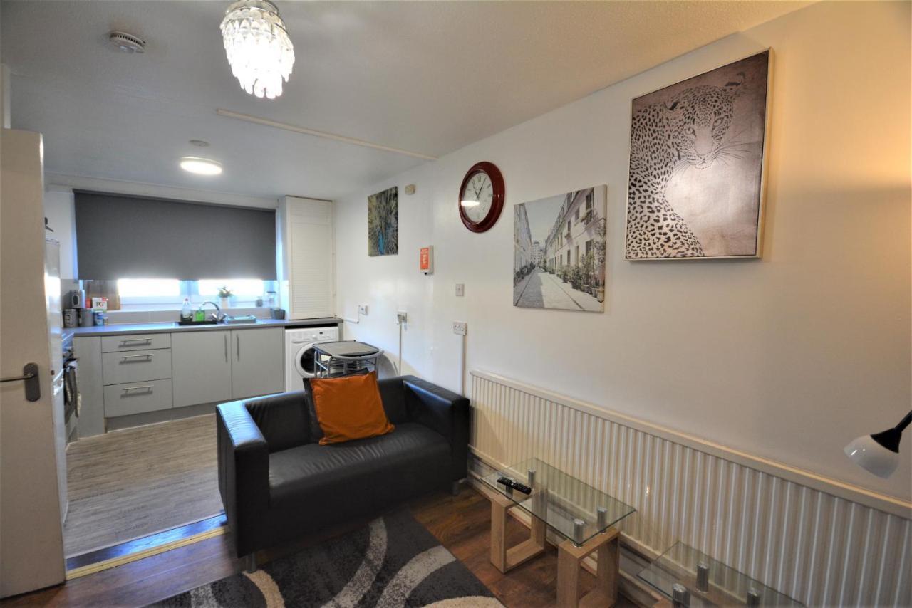 2 Bedroom Near Excel Exhibition Centre Apartment *