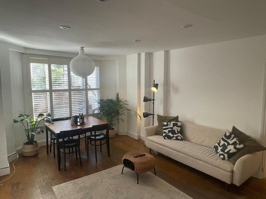 Lovely 2-bed With Patio Near Camden Londres