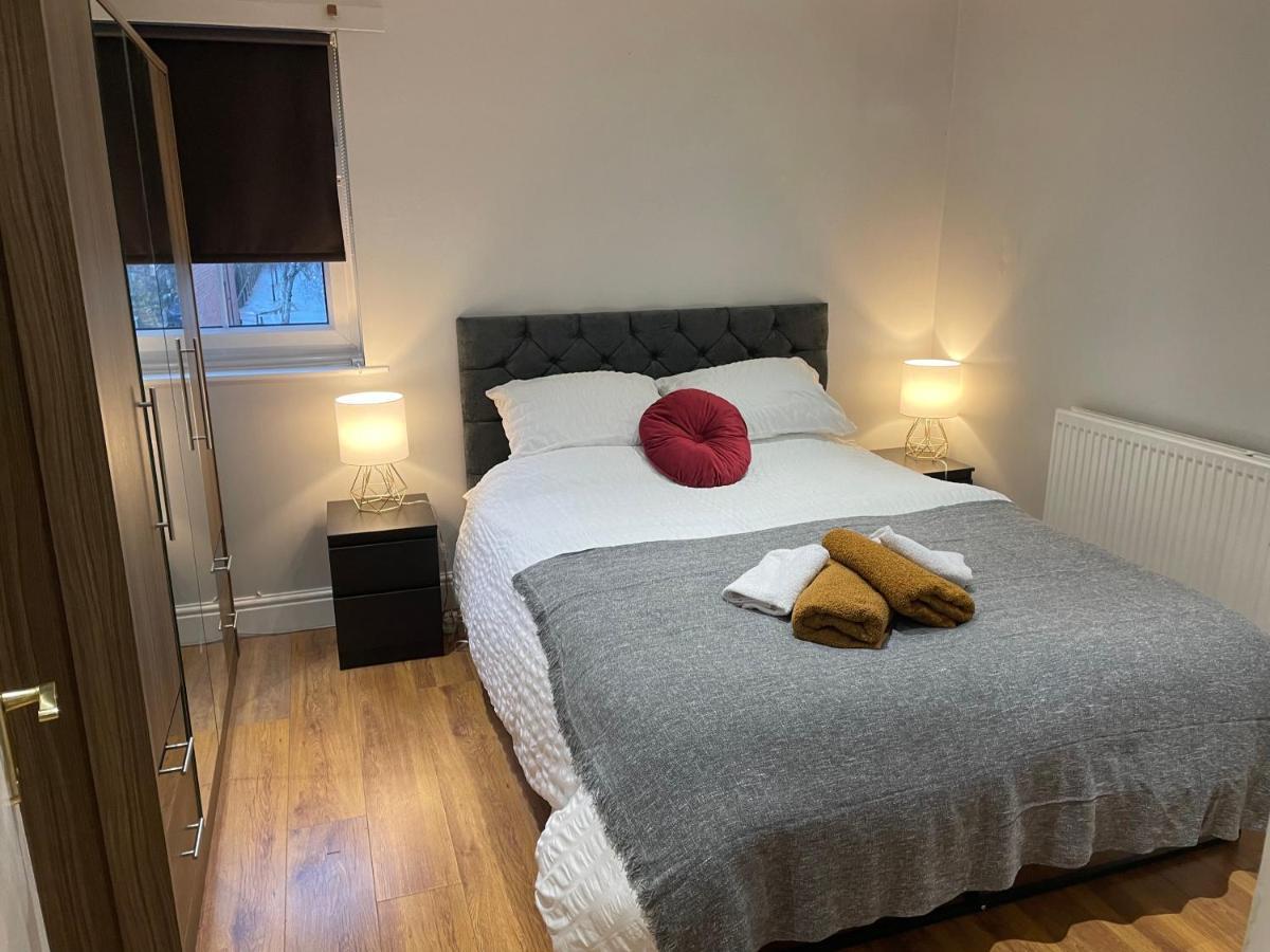 Apartamento 2 Bedroom Chiswick Park Tube Station Londres