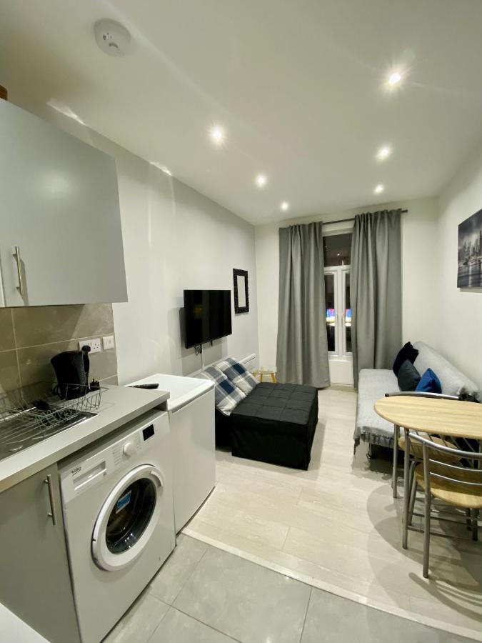 424 Edgwar Road Apartment